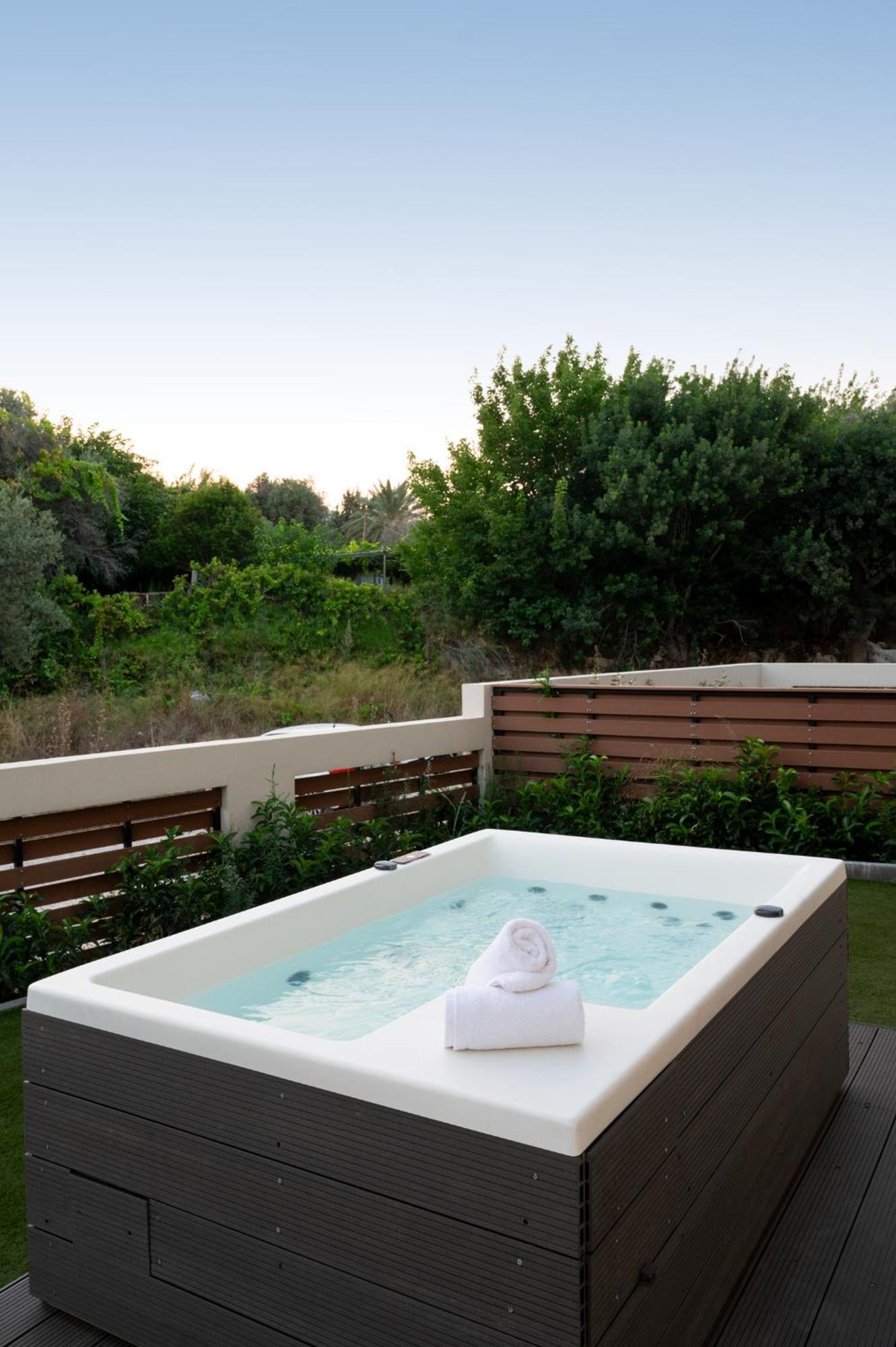 Maison Du Jardin 2-Bedroom Apartment Private Outdoor Jacuzzi Rhodes City Dış mekan fotoğraf
